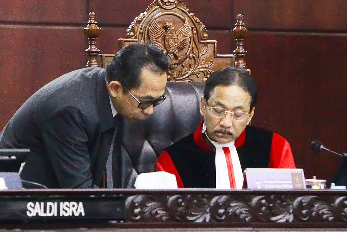 Hakim Ketua Mahkamah Konstitusi (MK) Suhartoyo memimpin sidang pengucapan putusan Pengujian Materiil Pasal 169 huruf q Undang-Undang Nomor 7 Tahun 2017 tentang Pemilihan Umum terkait syarat usia minimal capres-cawapres di Mahkamah Konstitusi, Jakarta, Rab - Image