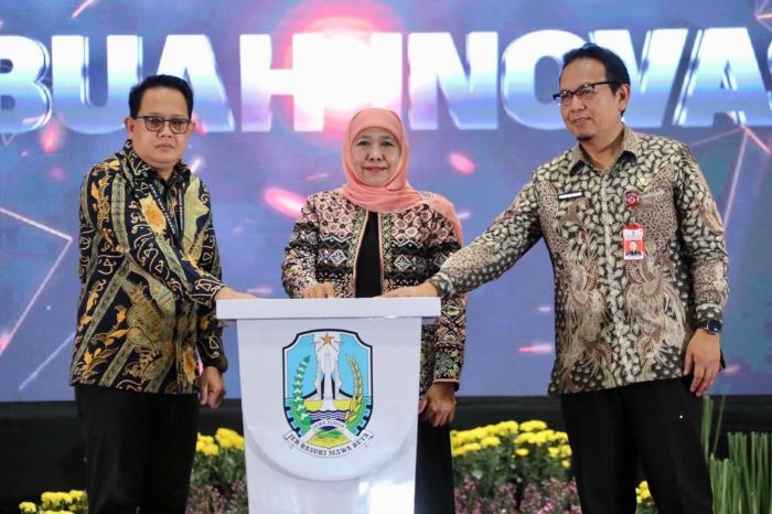 Gubernur Jawa Timur Khofifah Indar Parawansa meluncurkan aplikasi Sibermata Desa 2.0 di Graha Unesa Surabaya, Kamis (30/11). - Image