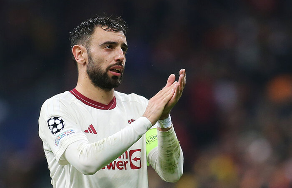 Ekspresi kapten Manchester United, Bruno Fernandes, setelah mengalami hasil imbang 3-3 melawan Galatasaray. (akun X (@ManUtd),) - Image