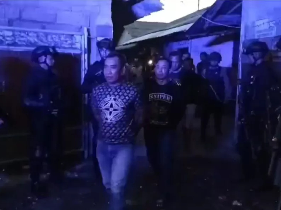 Polisi meringkus I Nyoman Sukerta, 44, Udi Imam Tutoko als Uut, 48, Nanang Kosim, 31, Heri alias Togog, 39, dan digiring keluar dari Kompleks Lokalisasi Danau Tempe. - Image