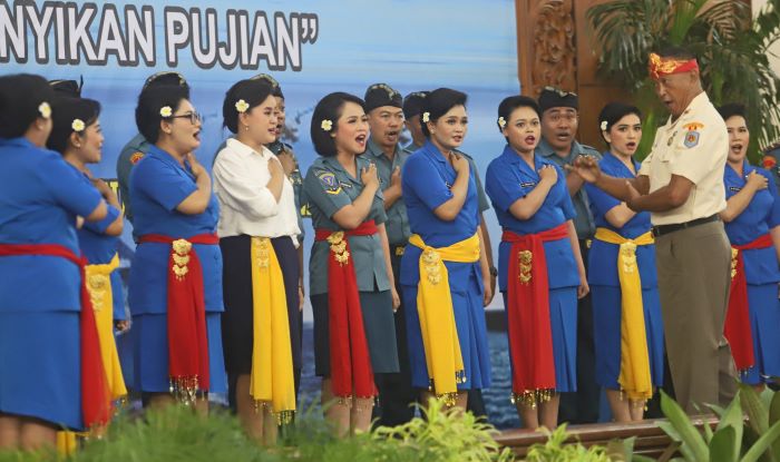 Peserta kompetisi Pesta Paduan Suara Gerejawi (Pesparawi) memperebutkan Piala KSAL di bidang tarik suara. - Image