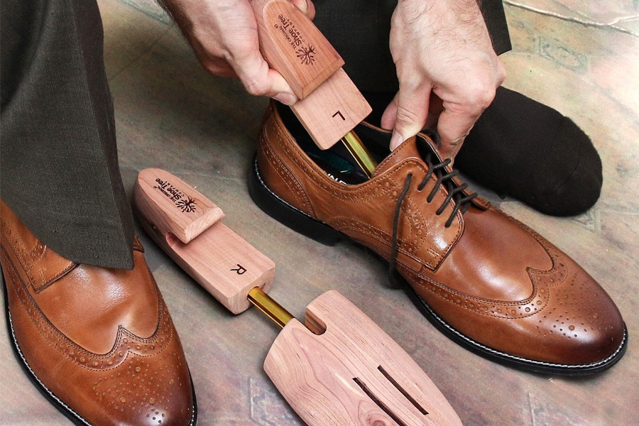 Salah satu cara merawat sepatu kulit adalah menggunakan shoe tree.(manofmany) - Image
