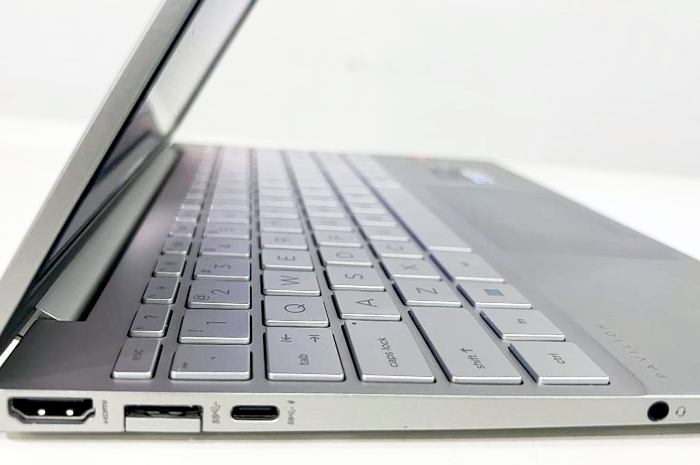 HP Pavilion Aero 13 memiliki port HDMI, USB A, dan Type C.