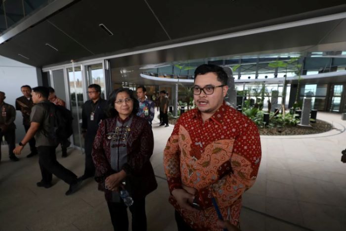 Pj Wali Kota Kediri, Zanariah (kiri) bersama dengan BupatiKediri Hanindhito Himawan Pramana melakukan pengecekan jelang operasional Bandara Internasional Dhoho. - Image