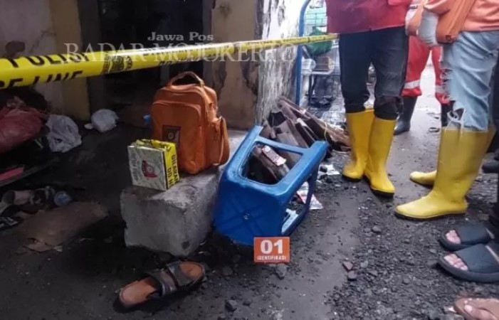 Satreskrim Polres Mojokerto Kota olah TKP penganiayaan anak kepada bapak kandungnya di Kota Mojokerto. - Image