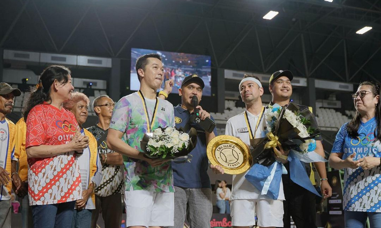 Raffi Ahmad berhasil mengalahkan legenda bulu tangkis Indonesia, Taufik Hidayat, dalam pertandingan tenis yang membuatnya meraih kejuaraan. (Sumber: Instagram/@raffinagita1717) - Image