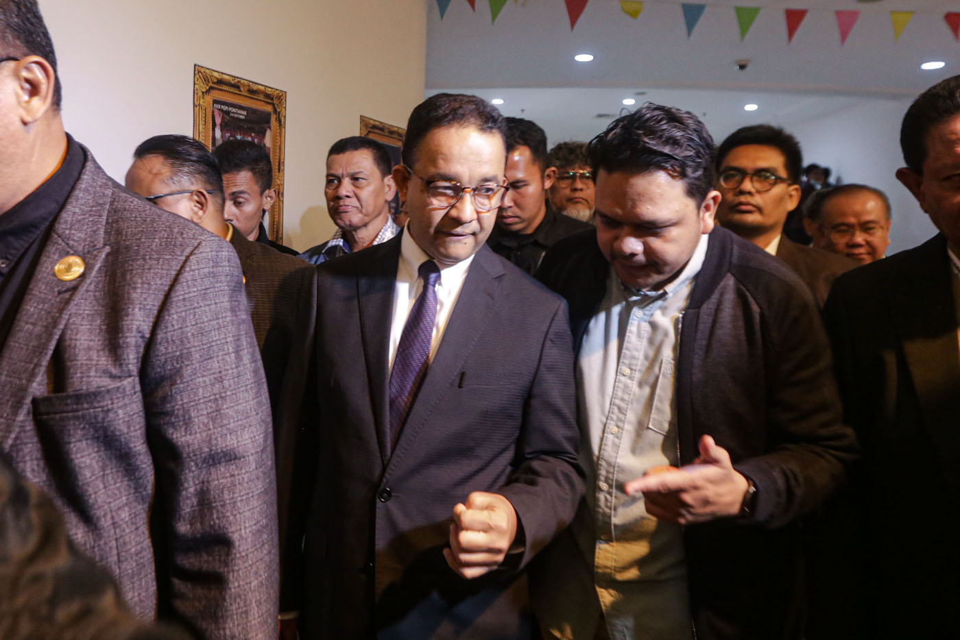Calon Presiden (Capres) nomor urut 1 Anies Baswedan sebelum memasuki ruang forum Mubes IX PGPI di Jakarta, Kamis (30/11/2023). - Image