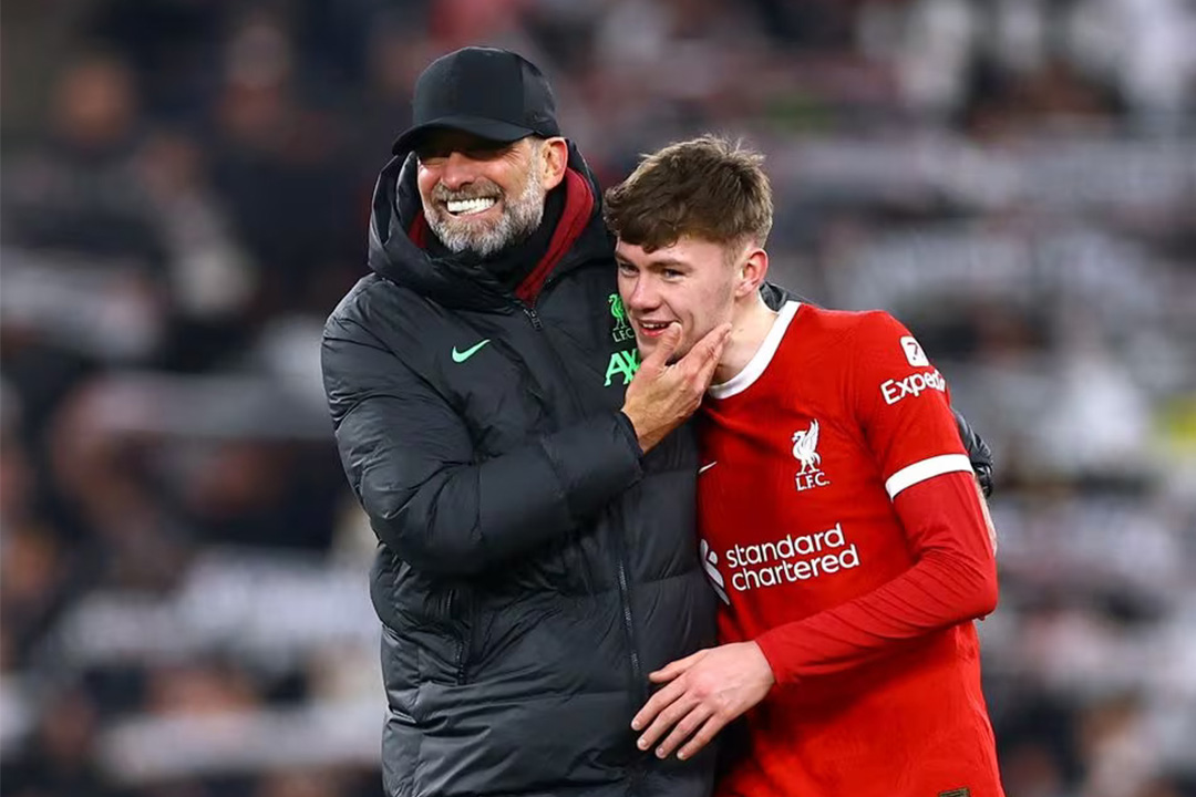 Penggawa Liverpool, Conor Bradley merayakan keberhasilan timnya lolos 16 besar Liga Europa bersama bos Liverpool, Jurgen Klopp usai menang 4-0 atas LASK di Anfield pada Jumat (1/12) dini hari WIB. (Su - Image