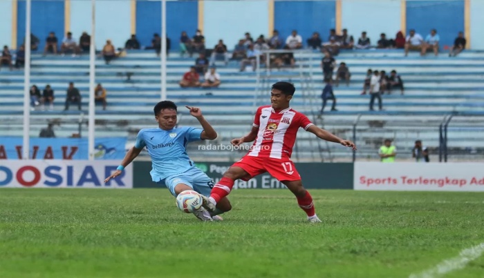 Bek Persela Dede Sapardi (kiri) saat menghalau bola dari Dwiki Mardiyanto di Stadion Surajaya, Lamongan, Kamis (30/11). (Anjar Dwi Pradipta/Radar Lamongan) - Image