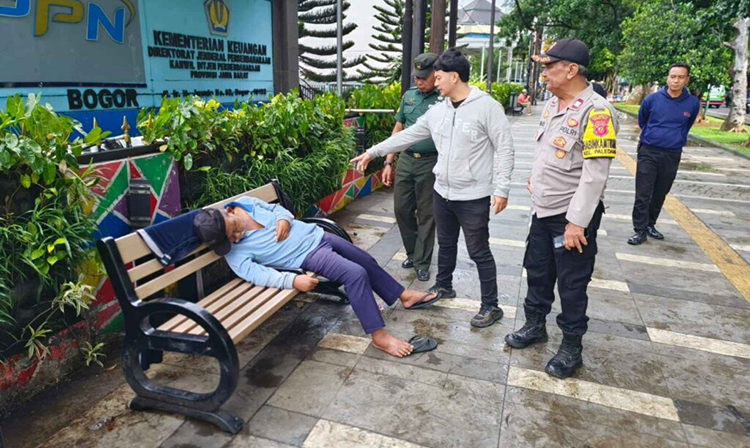 Pria paruh baya mMeninggal di kursi di depan Kantor KPPN Bogor, Kamis (30/11). - Image