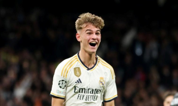 Wonderkid Real Madrid, Nico Paz, berhasil cetak gol perdana di Liga Champions saat menghadapi Napoli, Kamis (30/11). (Getty Images) - Image