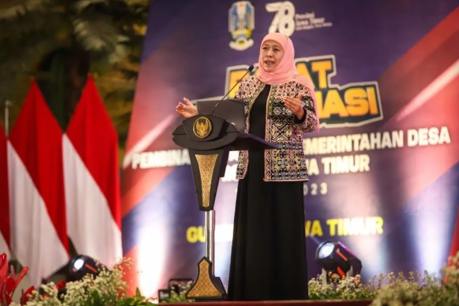 Gubernur Jawa Timur Khofifah Indar Parawansa dalam Rapat Koordinasi Pembinaan Aparat Pemerintah Desa di Graha Universitas Negeri Surabaya, Kamis (30/11). (ANTARA/Rizal Hanafi) - Image
