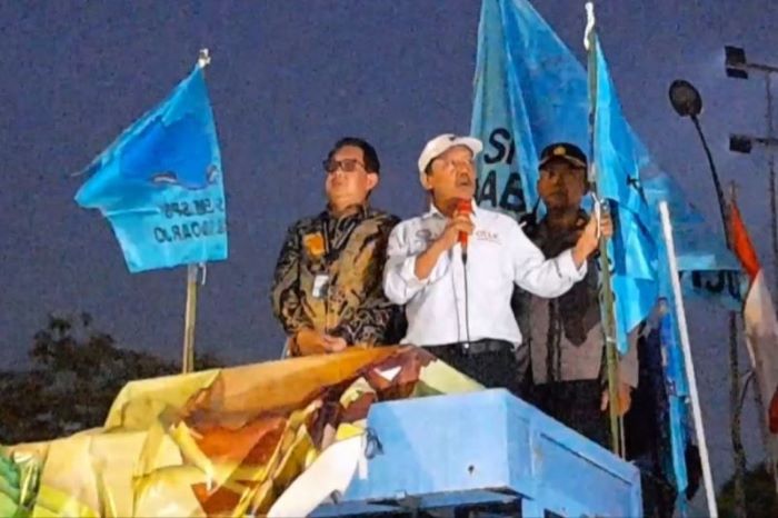 Sekda Provinsi Jatim Adhy Karyono ((kiri) menemui massa buruh yang menggelar aksi menjelang penetapan UMK 2024 di Surabaya, Kamis (30/11/2023) malam - Image