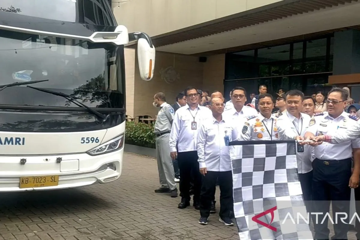 Pj Sekretaris Daerah Kota Singkawang, Aulia Chandra memberangkatkan perdana sejumlah penumpang tujuan Singkawang-Kuching dengan menggunakan Bus DAMRI, di halaman Singkawang Grand Mall. - Image