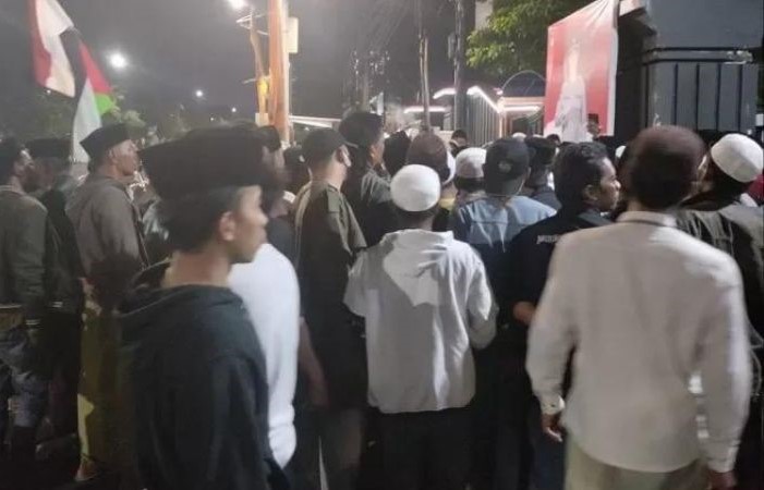 Massa saat berada di depan Mapolda Jatim, Surabaya Rabu malam (29/11). - Image