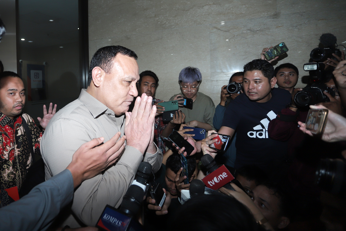 Ketua KPK nonaktif Firli Bahuri memberikan keterangan pers kepada awak media usai menjalani pemeriksaan di Bareskrim Mabes Polri, Jakarta, Jumat (1/12/2023). - Image