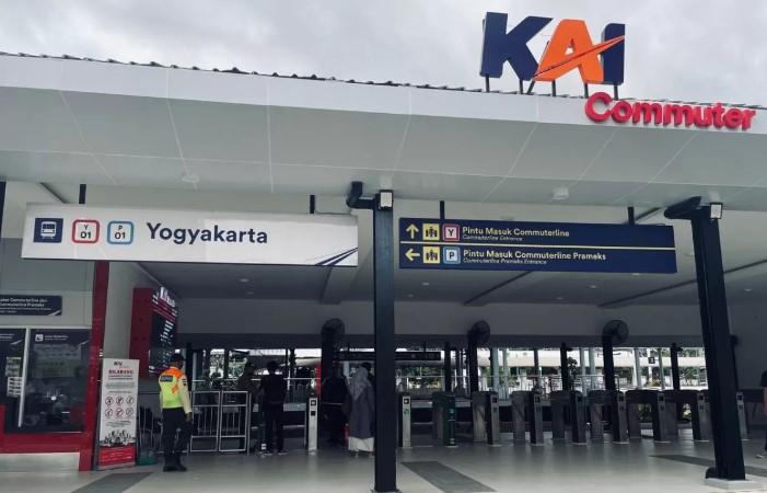 Uji coba pelayanan melalui hall baru pada sisi timur Stasiun Tugu Jogjakarta sebagai akses keluar dan masuk pengguna Commuter Line. - Image