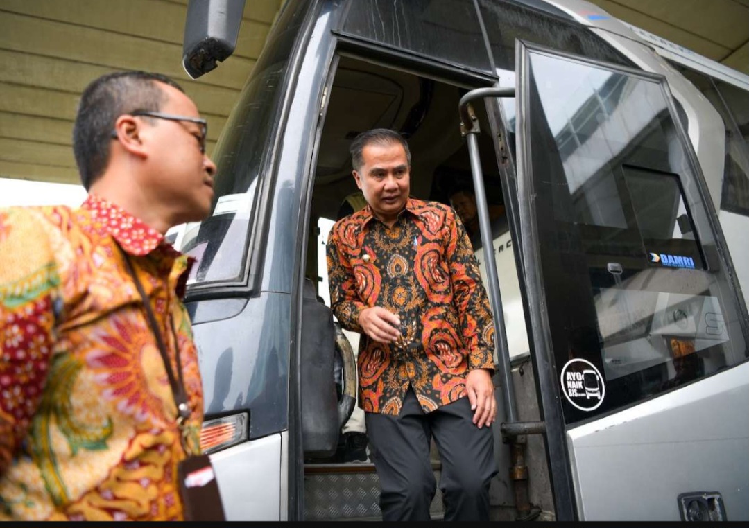 Potret Pj. Gubernur Jabar Bey Machmudin saat meluncurkan layanan tiket gratis angkutan antarmoda Bandara Kertajati./ jabarprov.go.id - Image
