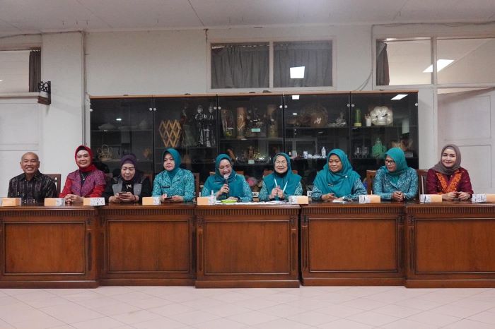 TP PKK Sumsel dipimpin Tyas Fatoni meninjau sejumlah program kerja (proker) unggulan Pokja II Jawa Barat dalam rangka studi banding ke Jawa Barat. - Image