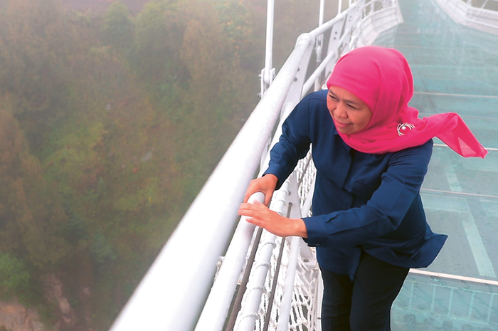 MENCOBA: Gubernur Khofifah Indar Parawansa melintasi jembatan kaca Seruni Point pasca selesainya konstruksi jembatan beberapa waktu lalu.