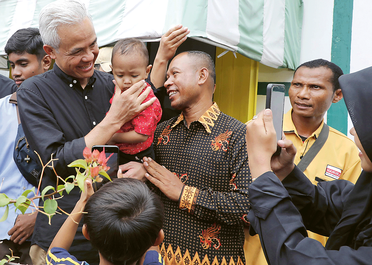Ganjar berdialog dengan warga saat nampak tilas ke Rumah Pengasingan Bung Karno di Kabupaten Ende, NTT. - Image