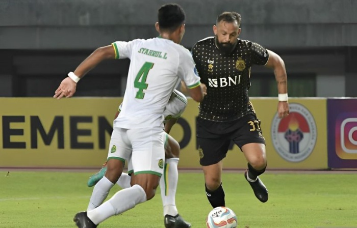 Pemain Bhayangkara FC Mati Mier (kanan) dihadang pemain Persikabo 1973 Syahrul pada lanjutan Liga 1. Kedua tim bermain imbang 2-2. (ANTARA/Fakhri Hermansyah) - Image