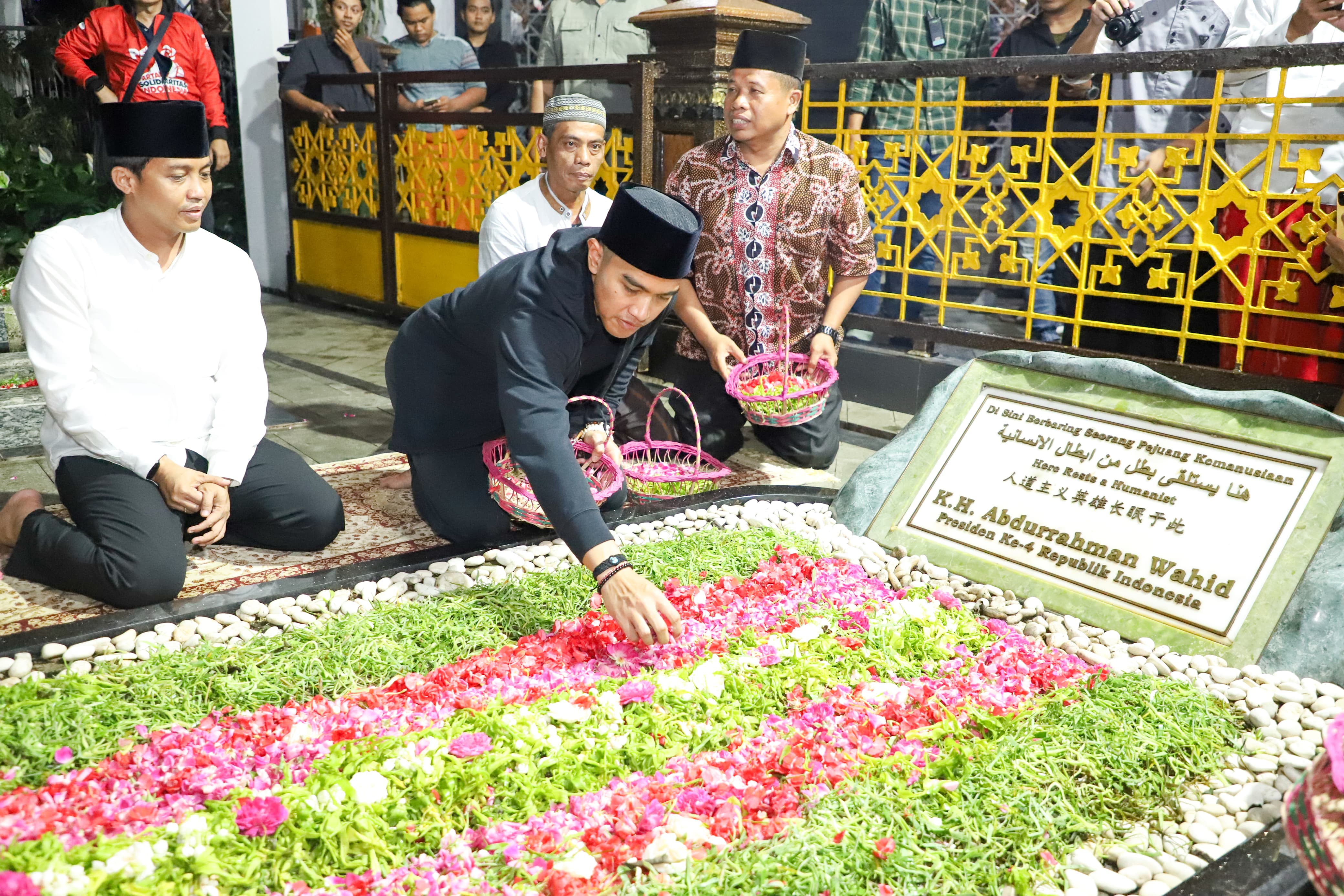 Ketua Umum DPP PSI Kaesang Pangarep didampingi Sekjen DPP PSI Raja Juli Antoni ziarah ke makam Abdurrahman Wahid (Gus Dur) di Pondok Pesantren Tebuireng, Kabupaten Jombang, Sabtu (2/12) malam. - Image