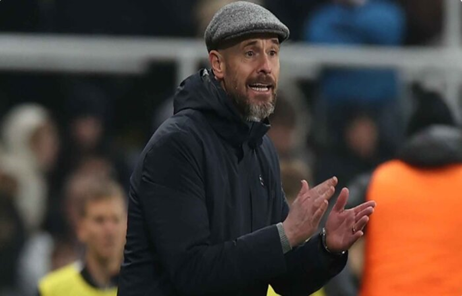 Erik ten Hag memberikan arahan kepada skuad Manchester United setelah tertinggal 1-0 melawan Newcastle. Sumber foto: (manutd.com) - Image