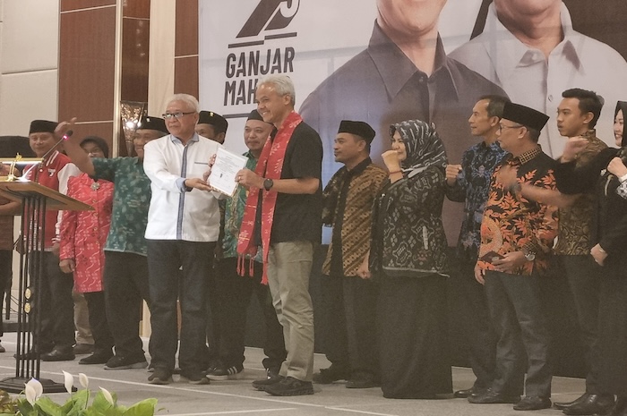 Calon presiden (capres) nomor urut 3, Ganjar Pranowo berkampanye di Kota Palu, Sulteng, Senin (4/12). (Muhammad Ridwan/JawaPos.com) - Image