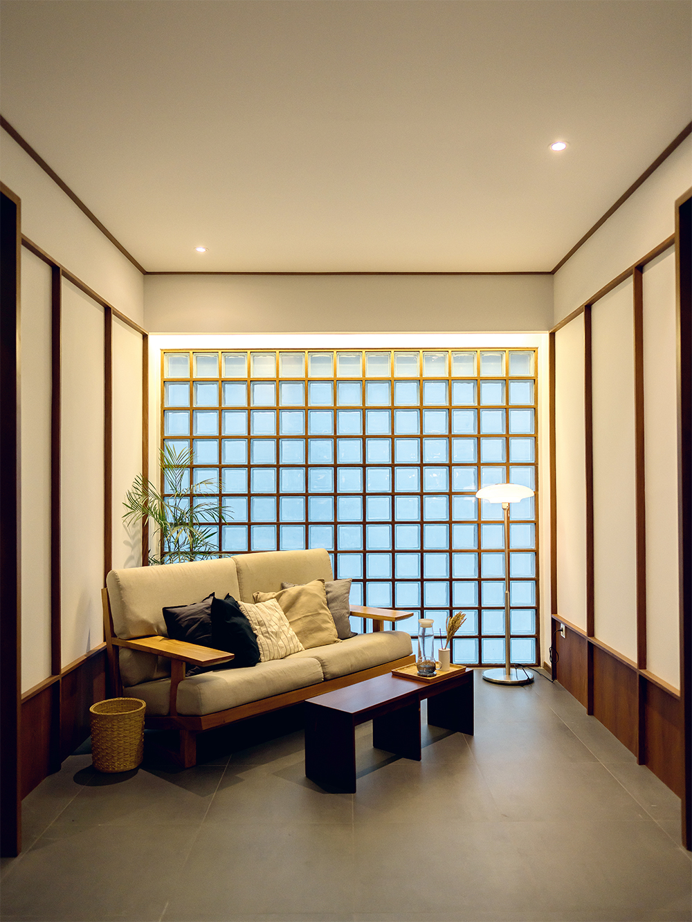 COZY: Dinding pada area living room menggunakan glass block dengan laminasi sandblast sehingga privasi tetap terjaga.