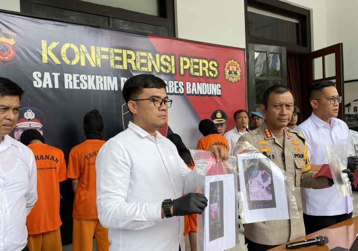Polisi menunjukkan barang bukti kasus penjualan obat ilegal yang digunakan untuk praktik aborsi di Mapolrestabes Bandung, Senin (4/12). - Image