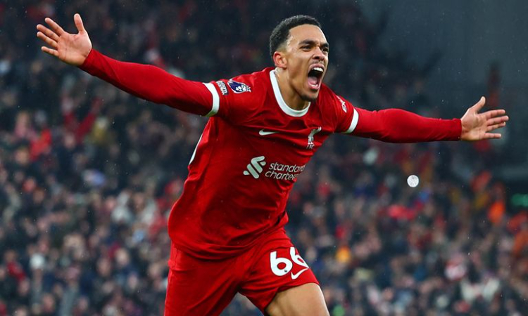 Bek sayap Liverpool, Trent Alexander-Arnold merayakan gol keduanya saat menyelamatkan Liverpool dari hasil seri kontra Fulham pada Minggu (3/12) malam WIB. (Sumber: Sky Sports) - Image
