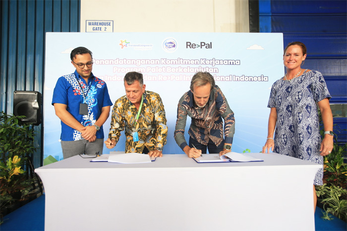 Presdir PT Re>Pal Internasional Indonesia, Marcus Goldstein (tengah kiri), dan Presdir PT Frisian Flag Indonesia, Berend Van Wel (tengah kanan) melakukan MoU Kerjasama Program Palet Berkelanjutan. - Image