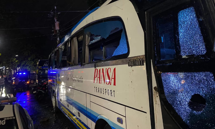 Salah satu bus suporter PSS yang dirusak. - Image
