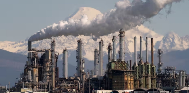 Pemandangan umum menunjukkan fasilitas minyak Marathon Petroleum di Anacortes, Washington AS. Sumber Foto: David Ryder/Reuters. - Image