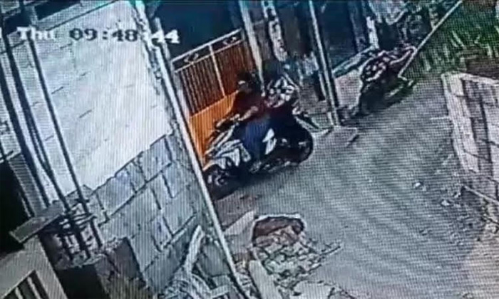 Hasil rekaman CCTV yang menunjukkan Masriah telah kembali ke rumah dengan dibonceoleh anaknya pada Kamis (23/11). - Image