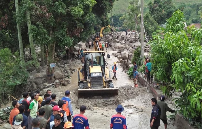 Petugas penyelamat gunakan alat berat bersihkan jalan dari batu dan lumpur di Sumatra Utara, Indonesia, Sabtu (2/12). - Image