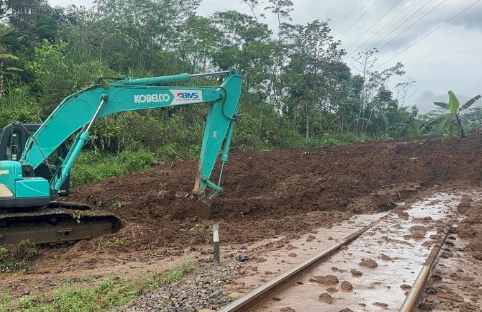 Jalur rel terdampak longsor di KM 340+100 antara Stasiun Karanggandul-Karangsari wilayah Daop 5 Purwokerto pada Senin (4/12) dini hari. - Image