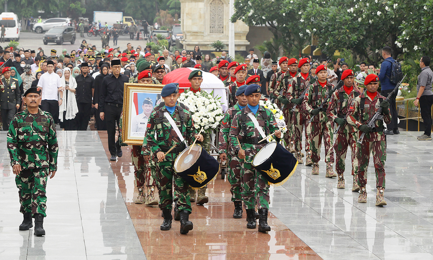 Sejumlah prajurit TNI mengusung peti jenazah Mantan Kepala BNPB Letjen (Purn) Doni Monardo saat prosesi pemakaman di Taman Makam Pahlawan Nasional Utama Kalibata, Jakarta, Senin (4/12/2023). - Image