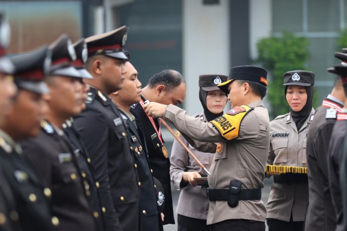 Upacara Hari Kesadaran Nasional (HKN) di Lapangan A Polrestabes Surabaya, Senin (4/12), dipimpin Kapolrestabes Surabaya Kombespol Pasma Royce. - Image