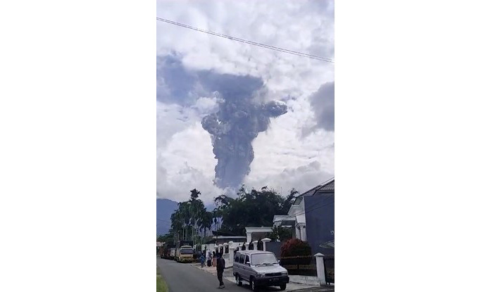 Erupsi Gunung Marapi dari kawasan Kabuapten Agam, Minggu (3/12/2023). - Image