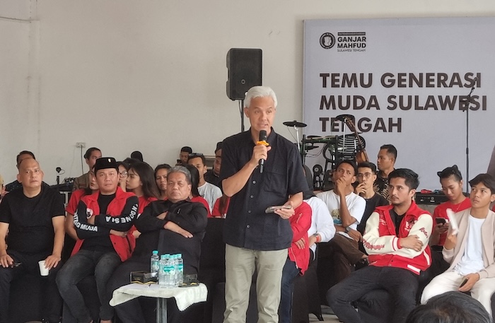 Calon presiden (capres) nomor urut 3, Ganjar Pranowo menyampatkan diri bertemu dengan ratusan anak muda saat berkampanye di Kota Palu, Sulawesi Tengah, Senin (4/12). - Image