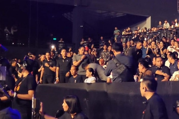 Presiden Joko Widodo bersama Ibu Iriana menonton konser grup musik digawangi pesohor Nazril Irham (Ariel) yakni Noah. - Image