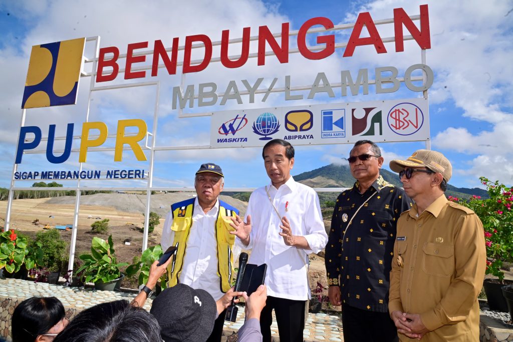Presiden Jokowi meninjau progres pembangunan Bendungan Mbay di Kabupaten Nagekeo, NTT, Selasa (05/12). (Foto: BPMI Setpres/Muchlis Jr/setkab.go.id) - Image