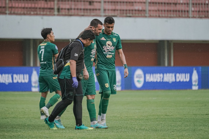 Dusan Stevanovic (dua dari kanan) harus menepi setidaknya hingga sebulan atau empat pertandingan setelah mengalami masalah engkel saat menghadapi RANS Nusantara FC, Jumat (1/12). (persebaya.id) - Image