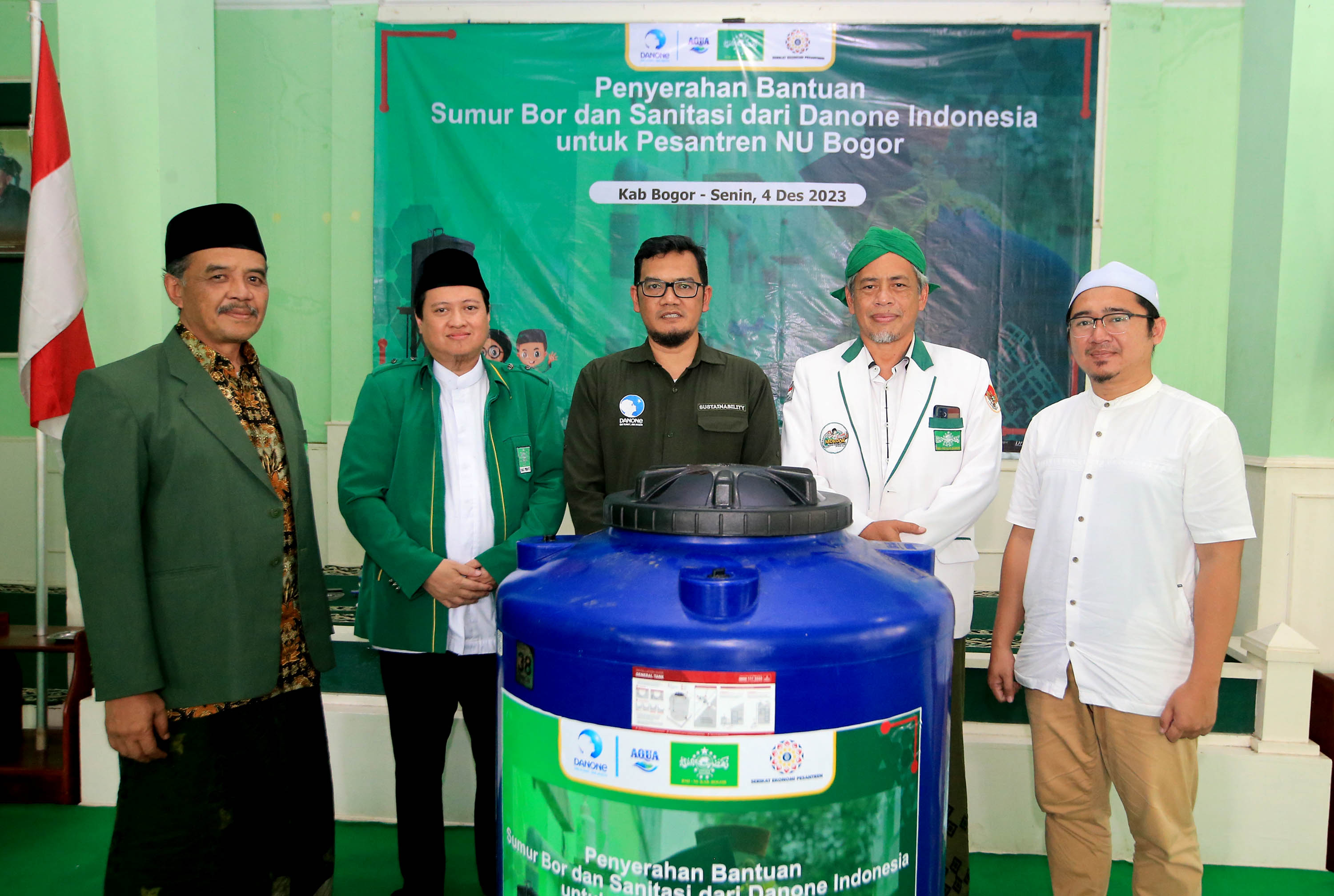 Danone Indonesia memberikan bantuan donasi ke 9 pesantren di Kabupaten Bogor untuk membangun sumur bor dan sanitasi. (Istimewa) - Image
