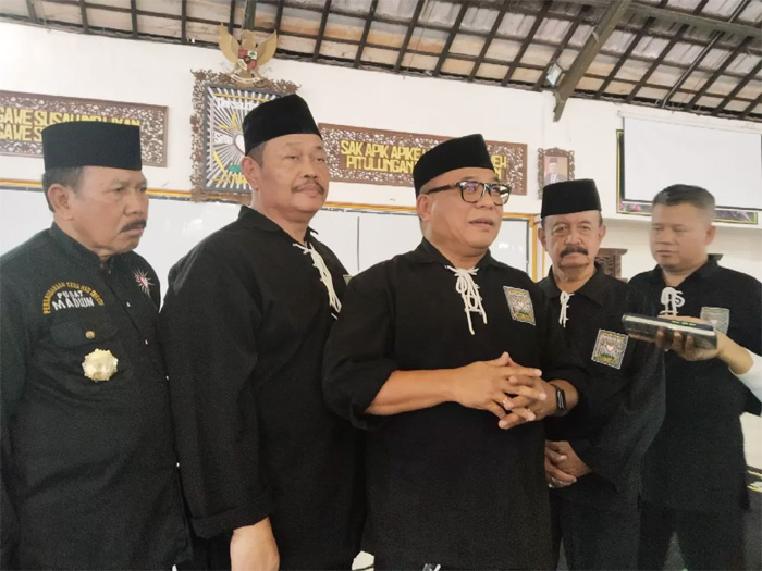 KETERANGAN PERS: Jajaran pengurus PSHT Pusat Madiun ketika memberikan keterangan terkait putusan PK kedua MA atas badan hukum PSHT, Senin (4/12). - Image