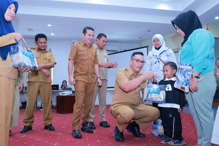 Sekretaris Daerah Kota Pangkalpinang Mie Go turun langsung mengawasi pembagian bantuan makanan untuk Anak Stunting Tahun 2023 di Ruang OR Kantor Wali Kota Pangkalpinang, Selasa (5/12/2023) - Image