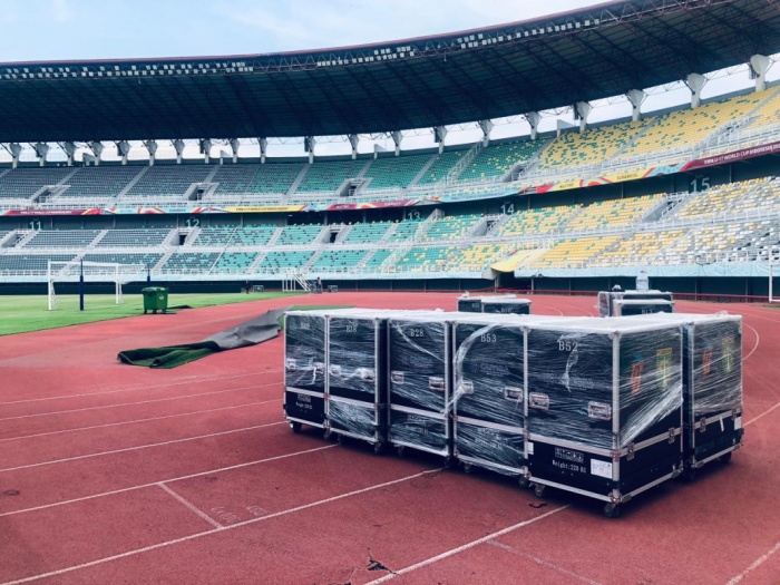 LED board telah dipasangan di sekeliling lapangan Stadion Gelora Bung Tomo jelang Persebaya Surabaya menjamu Persija Jakarta, Sabtu (9/12). (persebaya.id) - Image