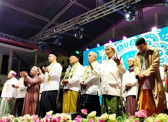 Istighosah Kubro diikuti sekitar 40 ribu orang warga sekitar Pondok Pesantren Nurut Taqwa Bondowoso. - Image